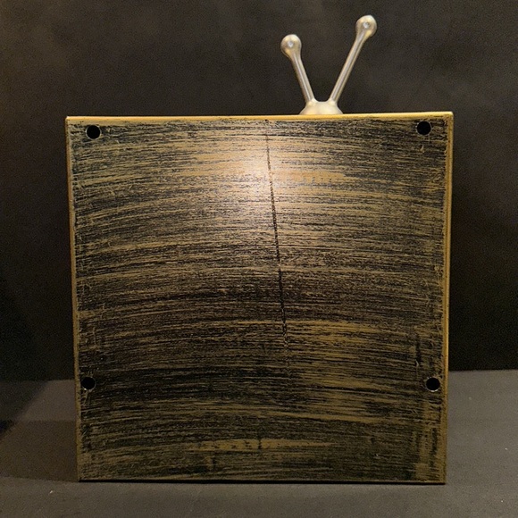 Water filled indoor vintage TV with carollers - Picture 5 of 8